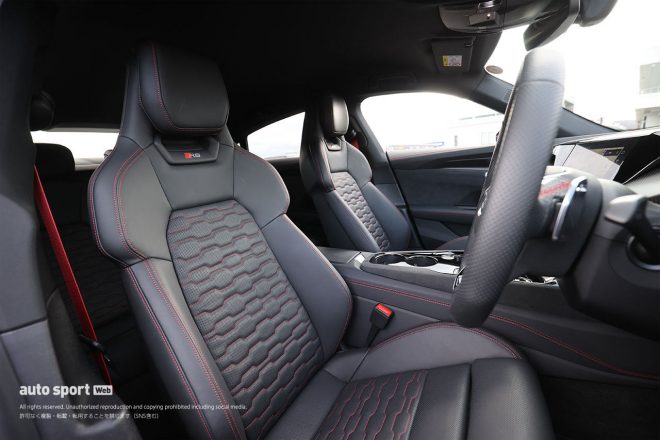 前席にはホールド性の高いスポーツシートを採用。ドライバーズポジションは低めの設定だ。