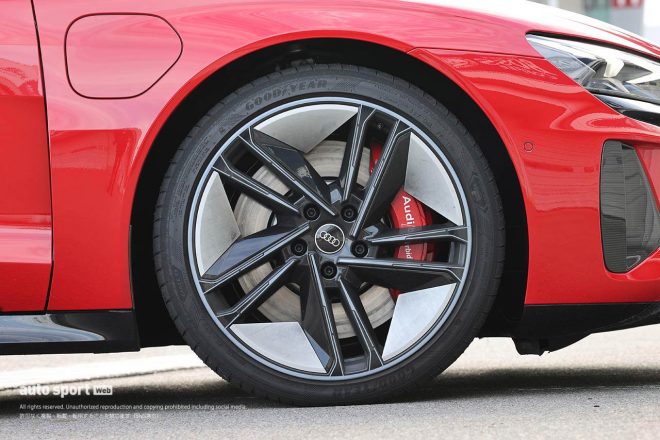 『Audi RS e-tron GT』は標準で20インチを装着。試乗車（写真）はオプションの21インチを奢る。
