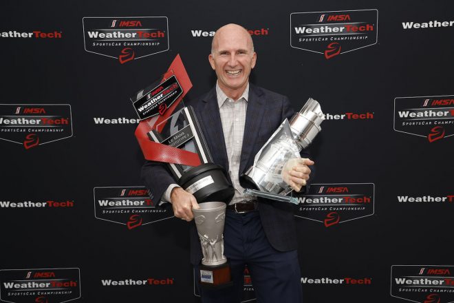 LMP2タイトルとミシュラン・エンデュランスカップのポールアワード、ジム・トゥルーマン賞のトロフィーを手にしたベン・キーティング