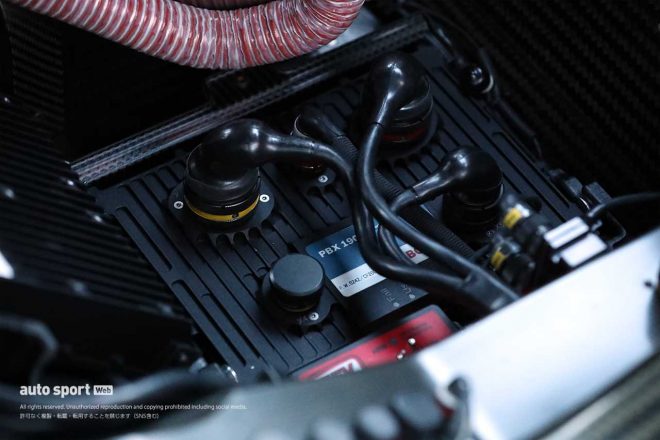 車載電装品に供給される電気の中継点＆司令塔の『パワーボックス』。GTでよく見かけるシーンとしては、たとえばヘッドライトのパッシングの点滅パターンなどもこれで組み立てることができる。