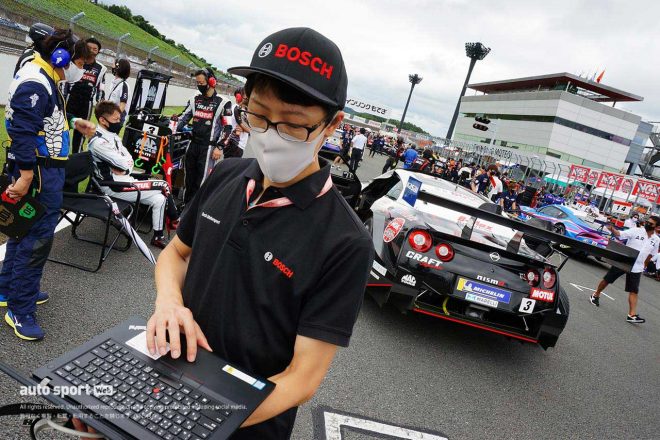 現地サポートを行う清水暢昭エンジニア