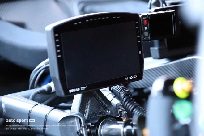 『マルチディスプレイ』は最大12ページにわたる表示が可能で、表示レイアウトもカスタムOK。3GB（＋1GB）のメモリを内蔵。データロギングもできる。