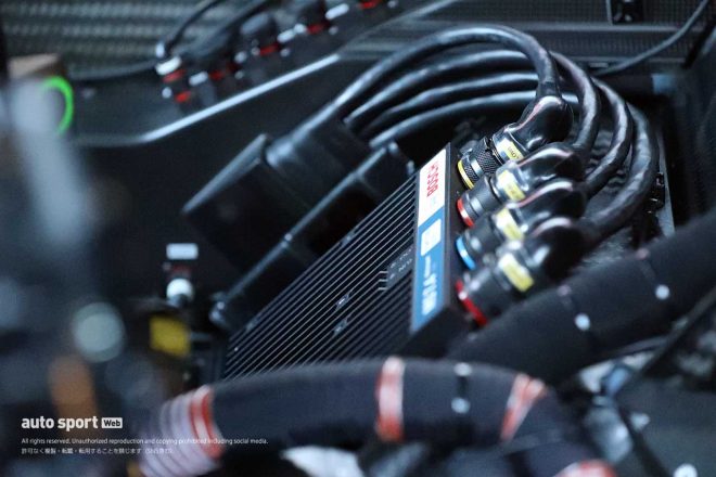 『レース用エンジンコントロールユニット』（ECU）。高回転域を常用するレースでは計算負荷が高くなるため、量産車用ECUの3～5倍のポテンシャルを持つ中央演算装置（CPU）を備えている。耐震性や耐熱性も強化。