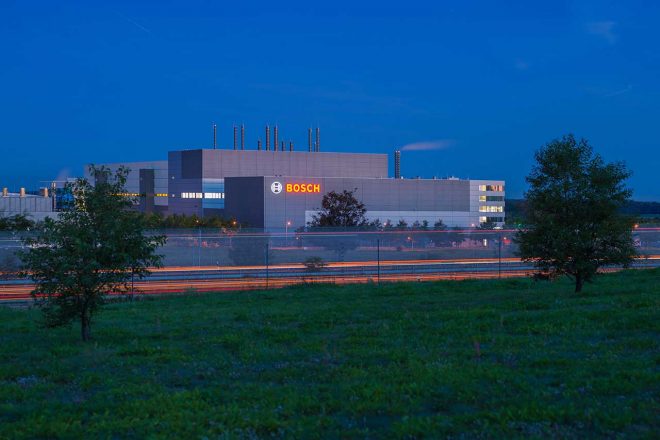 ボッシュは今年6月、“欧州のシリコンバレー”とも呼ばれる、ドイツ南東部の都市ドレスデンに半導体製造工場を新設した。敷地面積は約10万㎡（サッカー場約14面分に相当）、延べ床面積は約7.2万㎡におよぶ。
