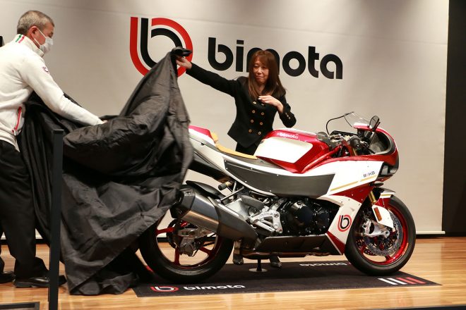 ビモータKB4をアンベイルする桐野英子社長