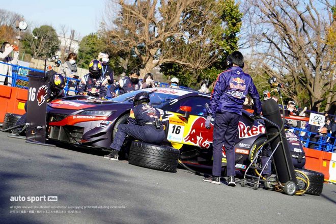 ピットストップパフォーマンスを行うRed Bull MOTUL MUGEN NSX-GT