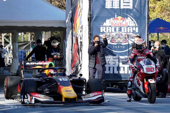 同時デモランで見つめ合う大津弘樹と中上貴晶