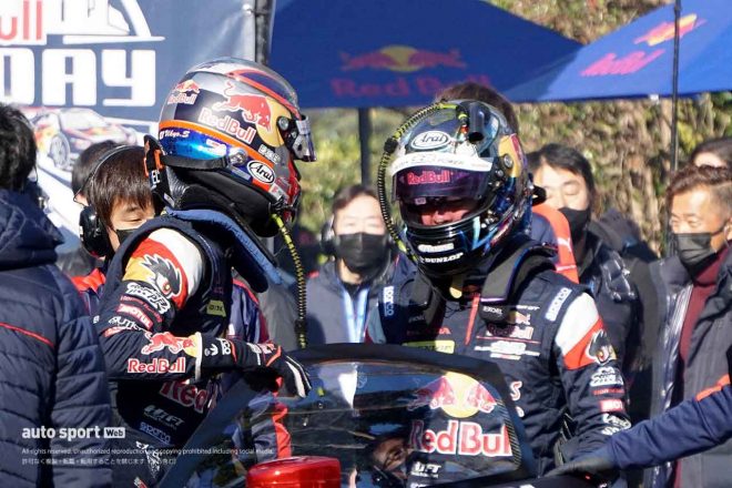 ドライバーチェンジを行う笹原右京と大湯都史樹