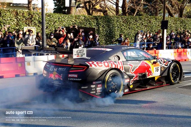 ホイールスピンするRed Bull MOTUL MUGEN NSX-GT