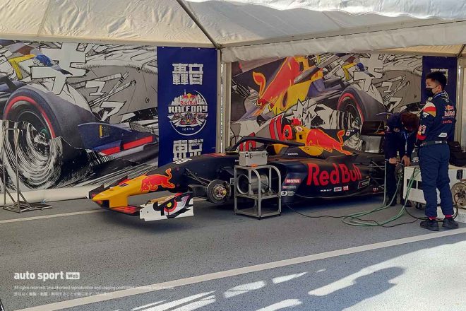 ピットエリアのSF19。背後のウォールはコミック風に