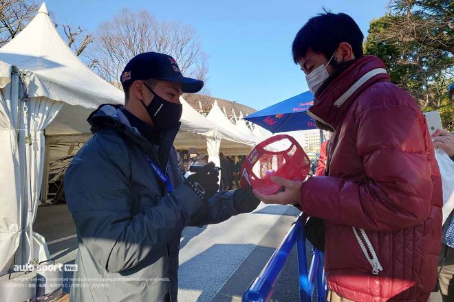 ファンにサインをする中上貴晶