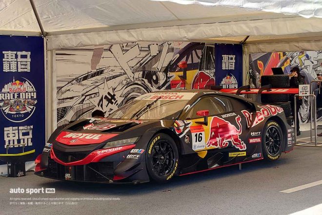 Red Bull MOTUL MUGEN NSX-GTのピットも背後はコミック風