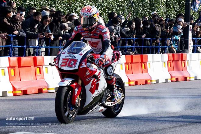 リヤブレーキをロックさせる中上貴晶（LCRホンダ・イデミツ）
