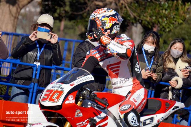 デモラン中にファンに手を振る中上貴晶（LCRホンダ・イデミツ）