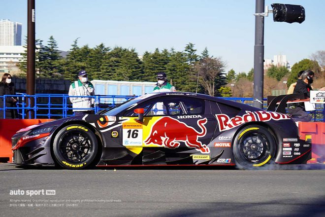 レッドブル・レースデイでデモランを行うRed Bull MOTUL MUGEN NSX-GT（笹原右京／大湯都史樹）
