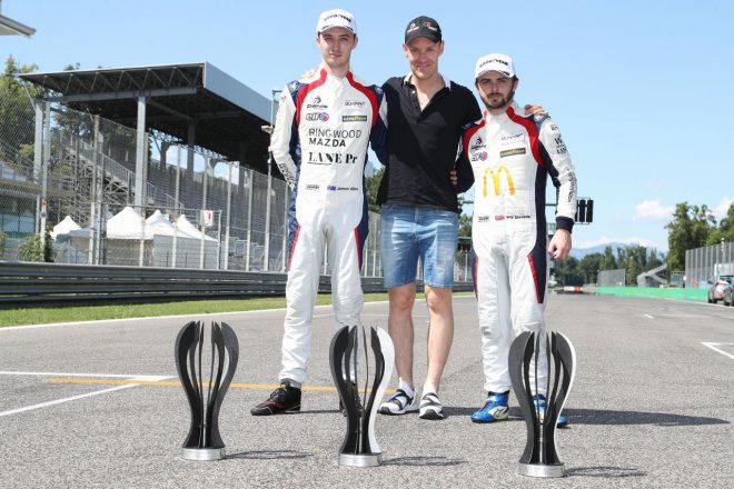 ウィル・スティーブンス（右）