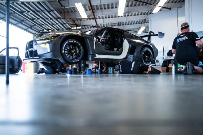 ガレージで整備を受けるBMW M4 GT3