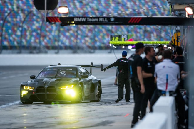 ピットアウトする96号車BMW M4 GT3