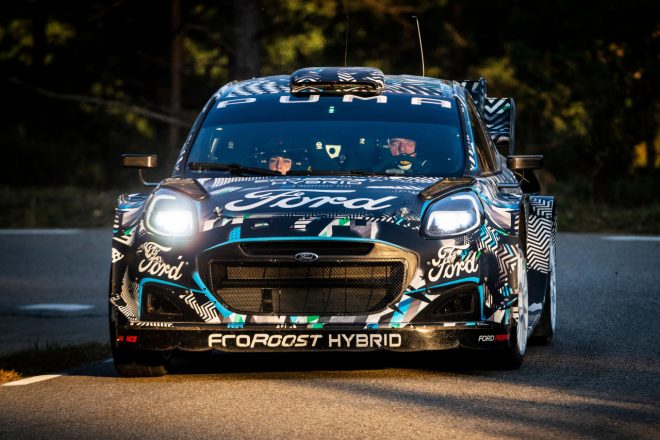 フォード・プーマ・ラリー1のテストドライブを行うセバスチャン・ローブ