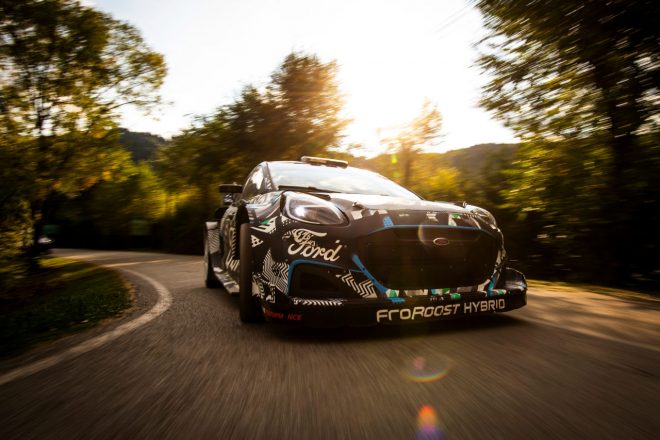 ラリー1規定に基づくフォード・プーマ・ラリー1にはハイブリッドシステムが搭載されている