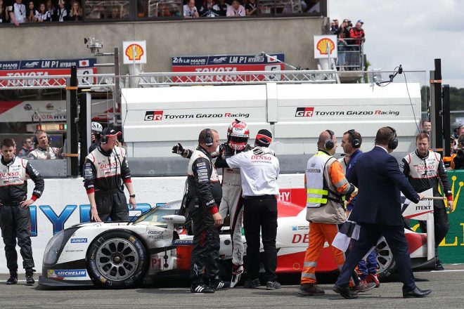 ホームストレートに停めたマシンから降りる中嶋一貴