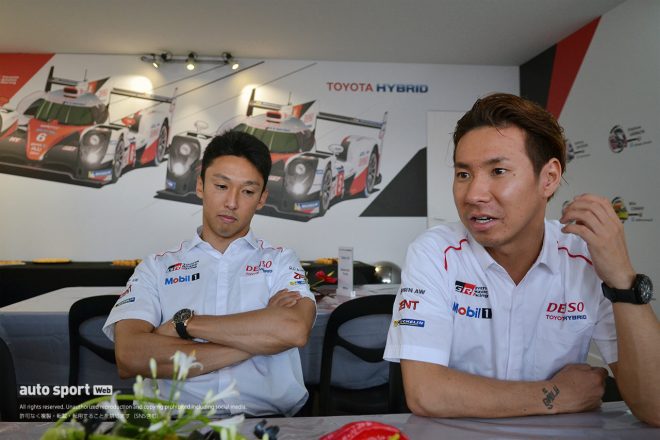 フィニッシュから約1時間後、筆者含め3名のメディアの取材に応える中嶋一貴と小林可夢偉。遅れて入室してきた可夢偉が着席する際、一貴の背中を優しく叩き、ひとこと「おつかれ」と口にしたのが印象的だった。