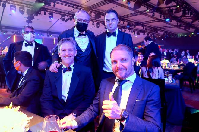 2021年FIA授賞式　バルテリ・ボッタス（メルセデス）とテクニカルディレクターのジェームス・アリソン