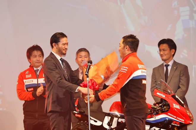 花束を贈呈する長瀬智也／ヨシムラSERT Motul 2021年EWCチャンピオン獲得 祝勝会