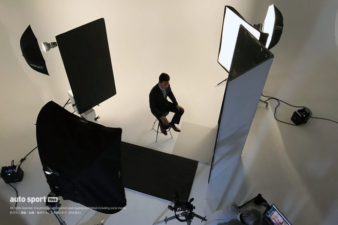 引退発表から数日後、都内スタジオで行われた取材時の様子。これからの職務をイメージし、ビジネススーツでの撮影も行った