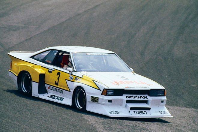 参戦初年度、1981年の『ホシノインパル東名シルビアターボ』。翌年、クルマと比べるとリヤウイングがなく、少し控えめなエアロだ。ノバが開発に携わったのはこの年のシーズン後半以降だったともされる。