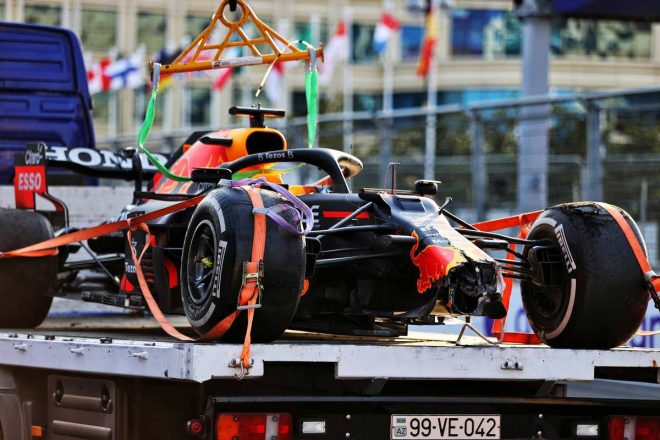 F1第6戦アゼルバイジャンGP　タイヤのバーストによりクラッシュしてしまったマックス・フェルスタッペン