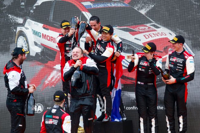 マニュファクチャラーズタイトルを獲得したチームのクルーたちから”祝福”を受けるヤリ-マティ・ラトバラ代表