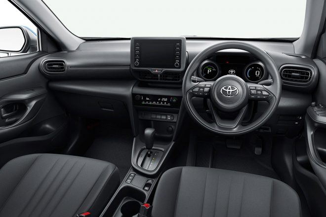 ヤリスクロスのインパネ設計はヤリスを踏襲しているが、メーターデザインやセンターコンソールの意匠は、ヤリスクロス専用デザイン。シート素材やトリムの加飾は、実用車らしくシンプルだ。