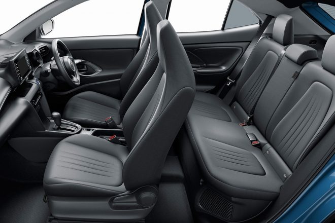 ヤリスよりも後席空間は広がっているが、上位モデルと比べると少々窮屈な印象を受ける。シートアレンジ性能、快適装備も必要十分な備え。