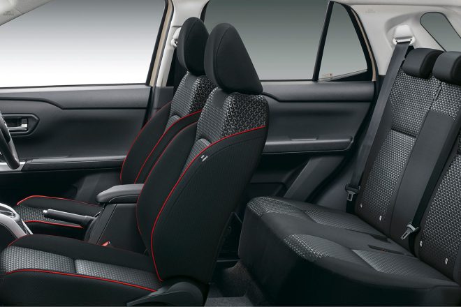 スペース効率に優れた室内設計のおかげで、ボディサイズからは想像できないほどの広々とした空間を確保。後席も2名ならばロングドライブもこなせる。