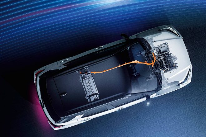 ハイブリッド車に採用されたeスマートハイブリッドは、3気筒の1.2リッターエンジンとモーターを組み合わせる。アクセルペダルの踏み加減で速度を調整できる機能を持つなど、その内容はニッサンのe-POWERとかなり近いシステムだ。