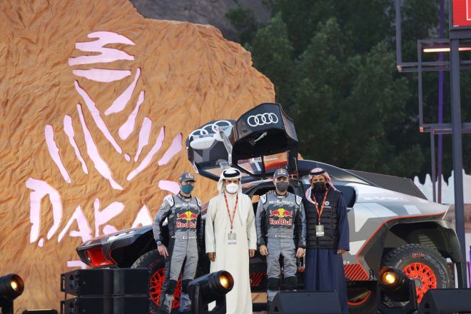 ディフェンディングチャンピオンとしてダカールラリー2022に挑むステファン・ペテランセル（右からふたりめ：アウディRS Q e-tron）