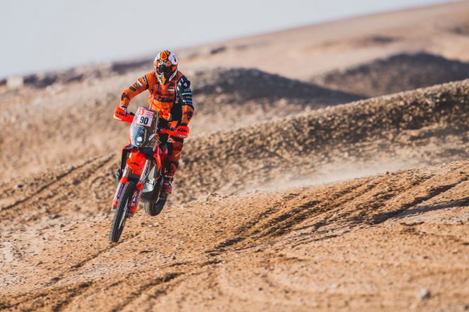 ダニロ・ペトルッチ（KTM450ラリー・ファクトリー・レプリカ）はステージ4を3番手タイムで終えるも、10分のタイムペナルティを受け15番手に降格　ダカールラリー2022