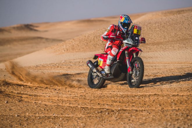 二輪部門の総合首位に立っているサム・サンダーランド（KTM450ラリー・ファクトリー・レプリカ）　ダカールラリー2022