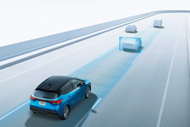 ノートに採用されるプロパイロットは、ニッサンコネクトナビの地図情報と連動してカーブやジャンクションをスムーズに曲がれるように速度制御も行う。セットオプションなのは残念だが、できれば装着したい。