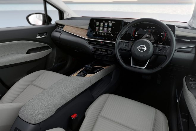 ノート オーラのパネル/トリム、シートの素材感は上級モデルにも負けない印象。ヘッドレストスピーカー付きのBOSEサウンドシステムなど、専用加飾や装備も用意されている。