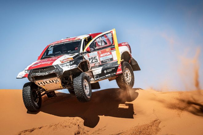 ヘンク・ラテガン（GRダカールハイラックスT1＋）はドライバーシート側のドアが壊れた状態でステージ優勝を飾った