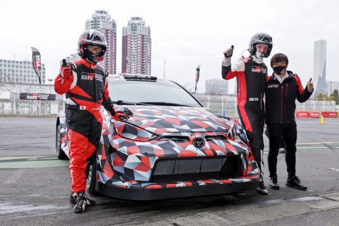 トヨタGRヤリス・ラリー1と（左から）豊田章男チームオーナー、ヤリ-マティ・ラトバラ代表、勝田貴元