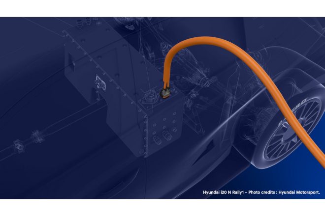ハイブリッドユニットは最大100kWを発揮し、競技中はエンジンをアシストする。フルEVモードでの走行も可能で、その場合の航続距離は約20kmだ