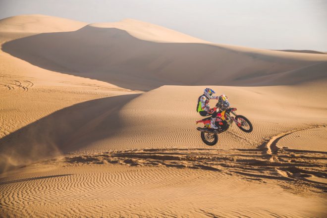 二輪部門総合2番手につけているマティアス・ウォークナー(KTM450ラリー・ファクトリー・レプリカ) ダカールラリー2022