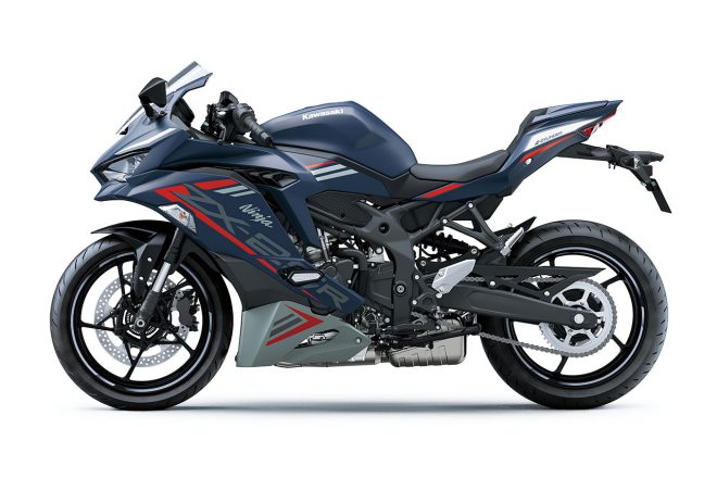 カワサキNinja ZX-25R SE（メタリックマットトワイライトブルー×メタリックマットフュージョンシルバー）