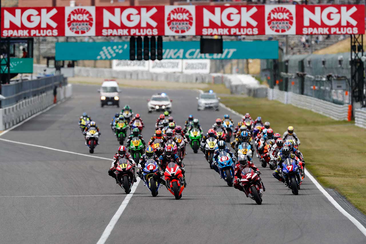 『2021 NGKスパークプラグ 鈴鹿2＆4レース』JSB1000レース2のスタート