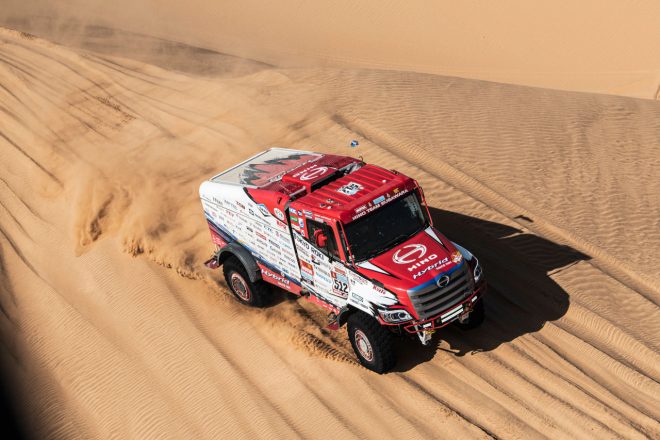 トラック部門総合22位でフィニッシュした菅原照仁(日野600ハイブリッド) ダカールラリー2022