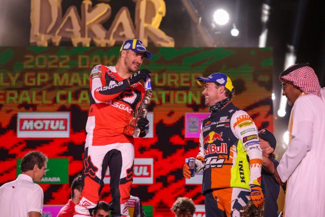 二里部門を制したサム・サンダーランド(中央:KTM450ラリー・ファクトリー・レプリカ)と、同3位となったマティアス・ウォークナー(KTM450ラリー・ファクトリー・レプリカ) ダカールラリー2022
