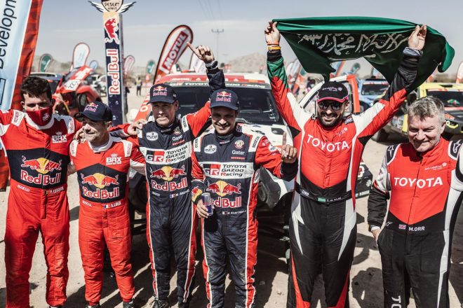 優勝したナッサー・アル-アティヤ／マシュー・ボーメル組（中央：TOYOTA GAZOO Racing／GRダカールハイラックスT1＋）　ダカールラリー2022